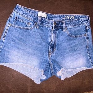 Gap1969 Slim Cut-Off Jeans